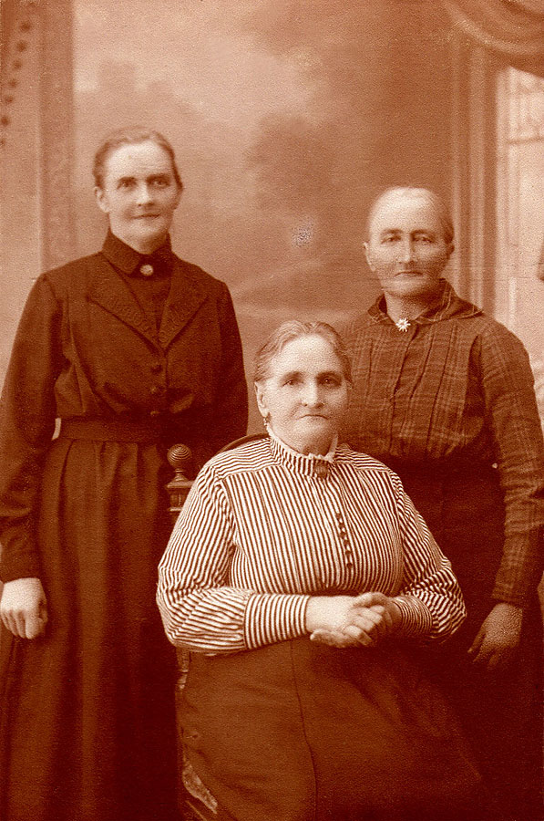 Systrar till Viktor Johansson, i mitten Emelia,bosatt i Finntrsk