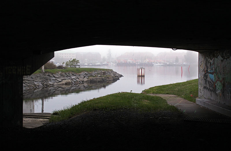 Under Västra kanalbron